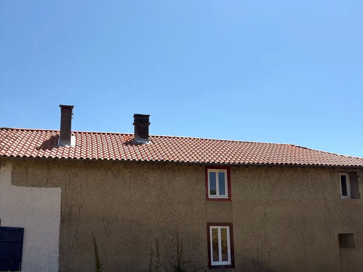 La même maison une fois la couverture refaite, tuile neuve sur tout le versant