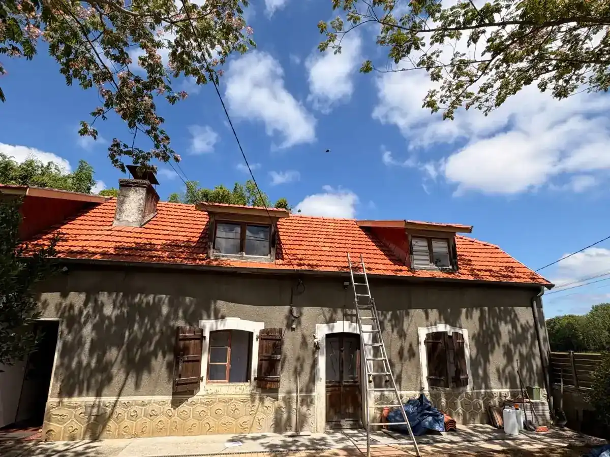 La même maison avec sa couverture neuve en tuile rouge, lucarnes et rives reprises